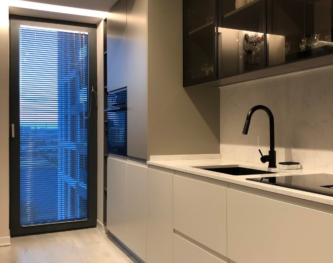 Amenajare bucatarie stil modern cu blat din compozit