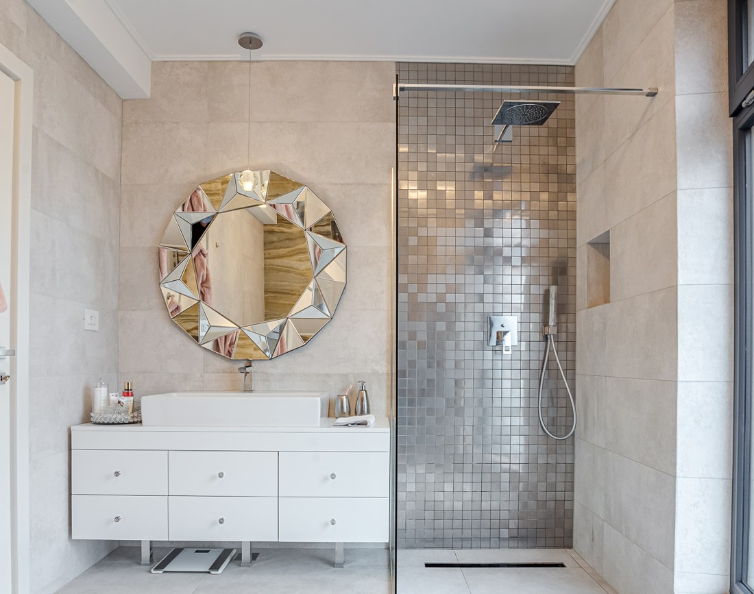 Amenajare de baie in stil modern cu finisaje de calitate