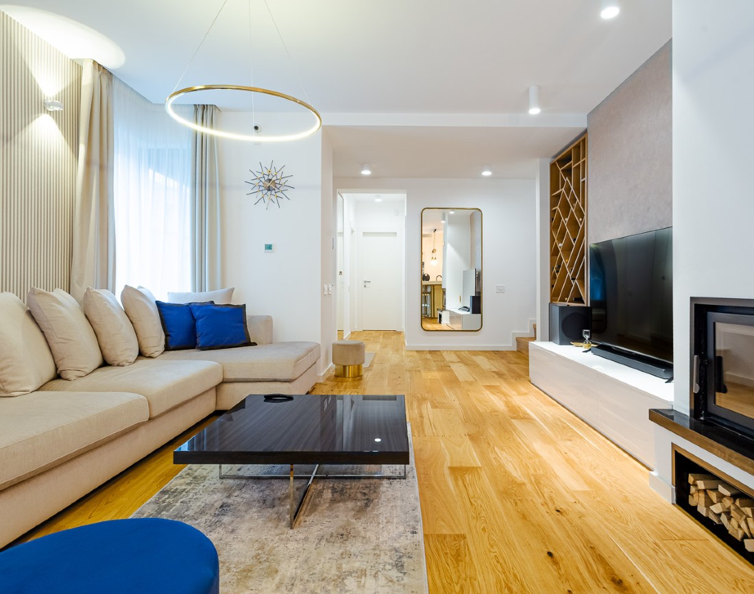 Amenajare living albastru si bej