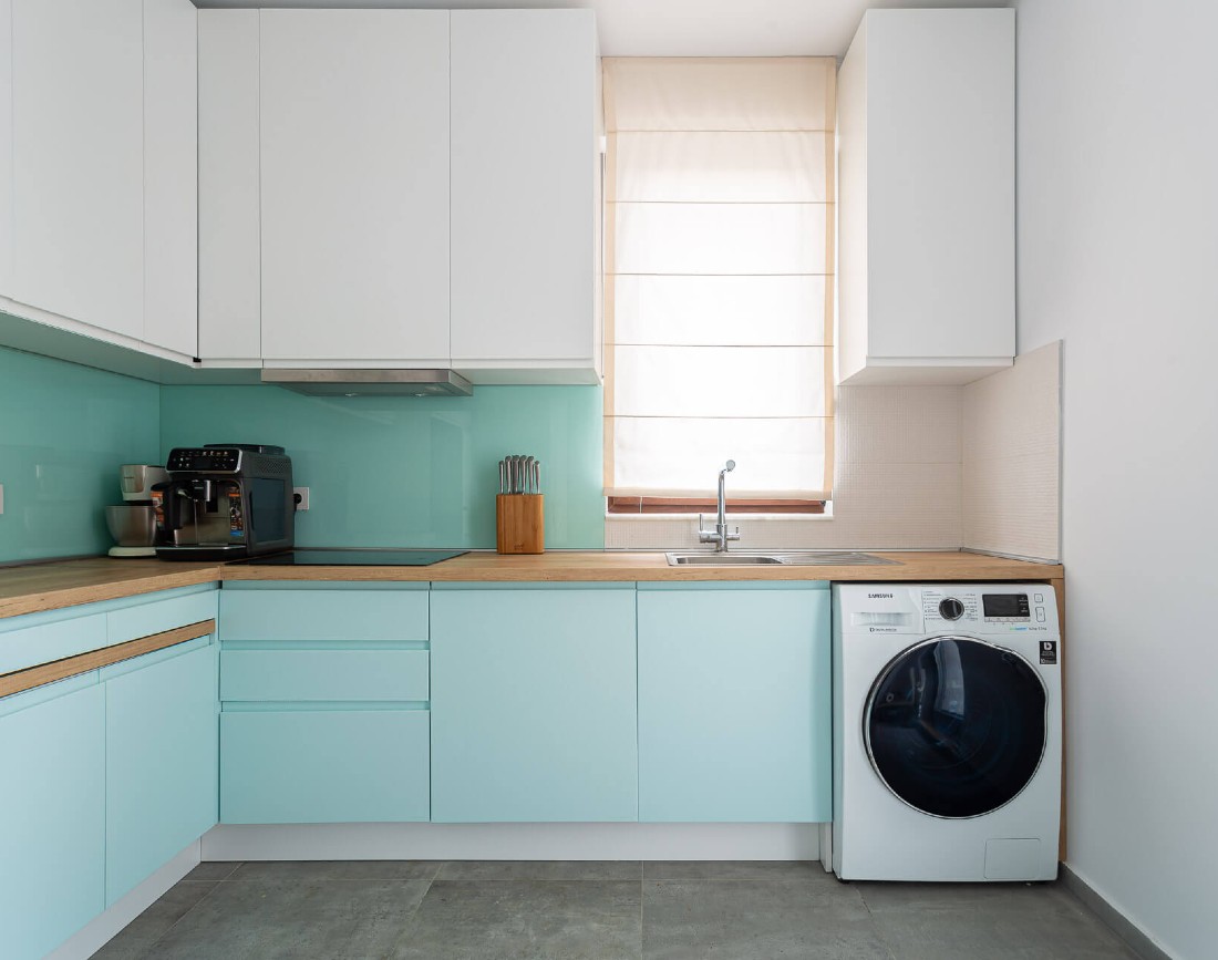 Amenajare bucatarie in stil modern alb si turcoaz