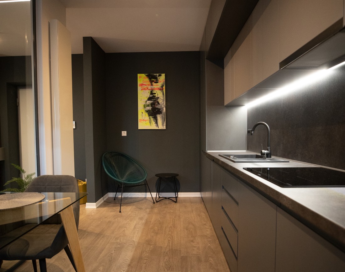 Amenajare bucatarie gri cu parchet