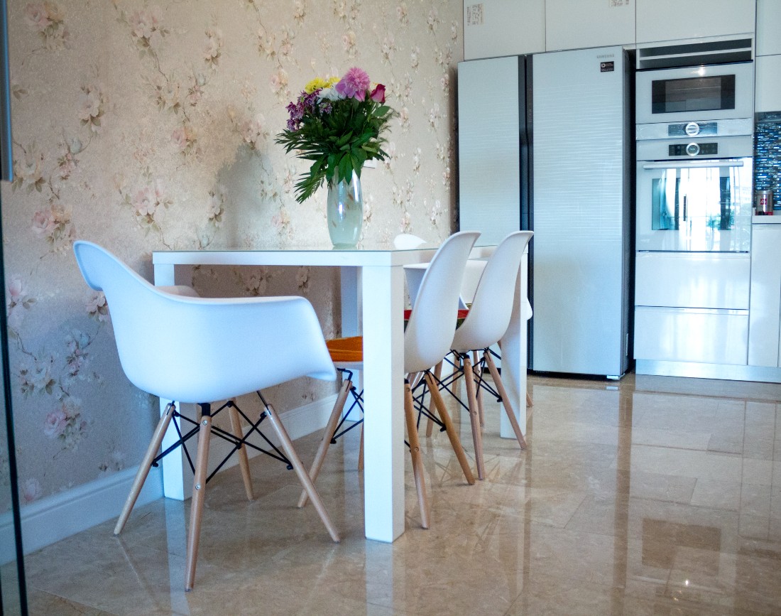 Bucatarie alba amenajata cu marmura crem