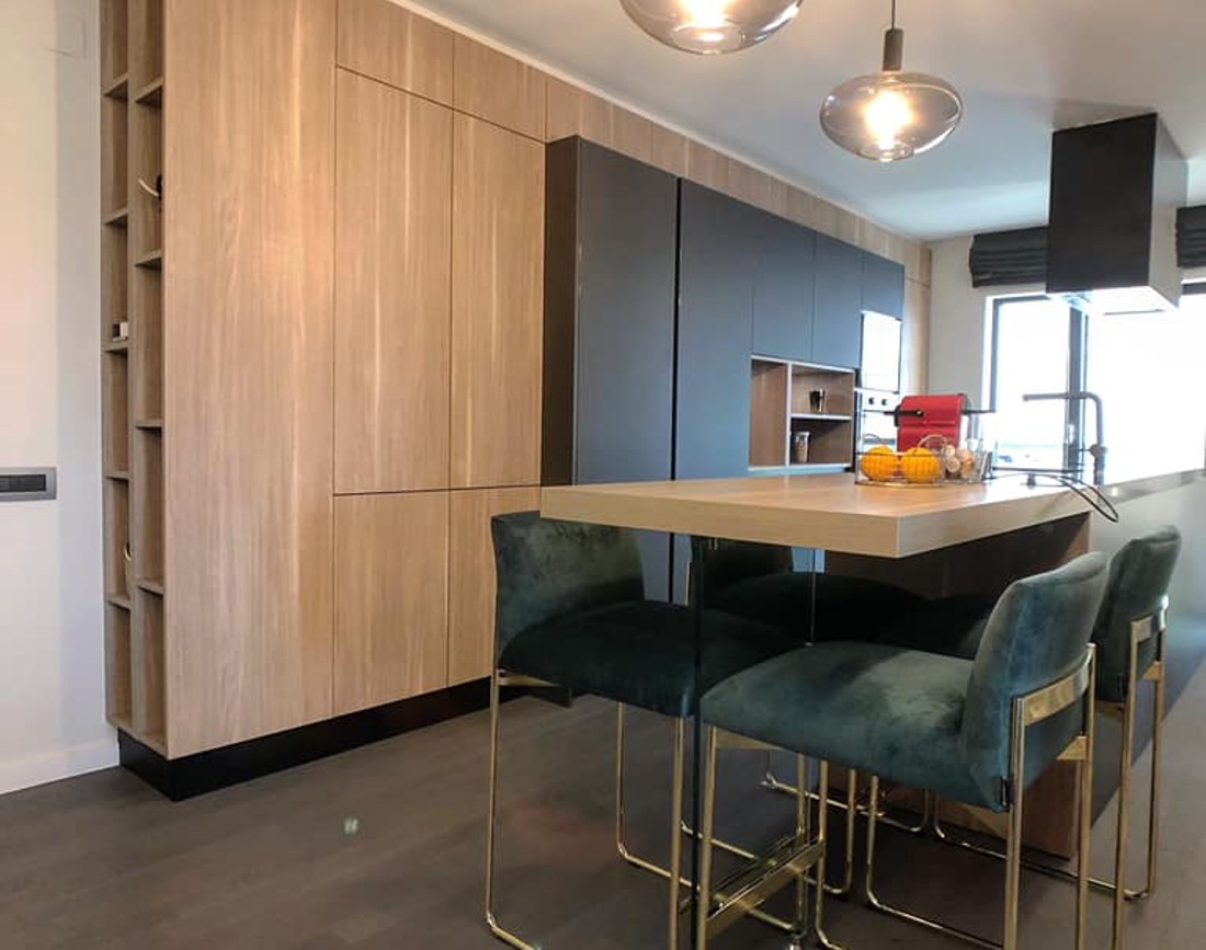 Bucatarie din lemn realizata cu insula