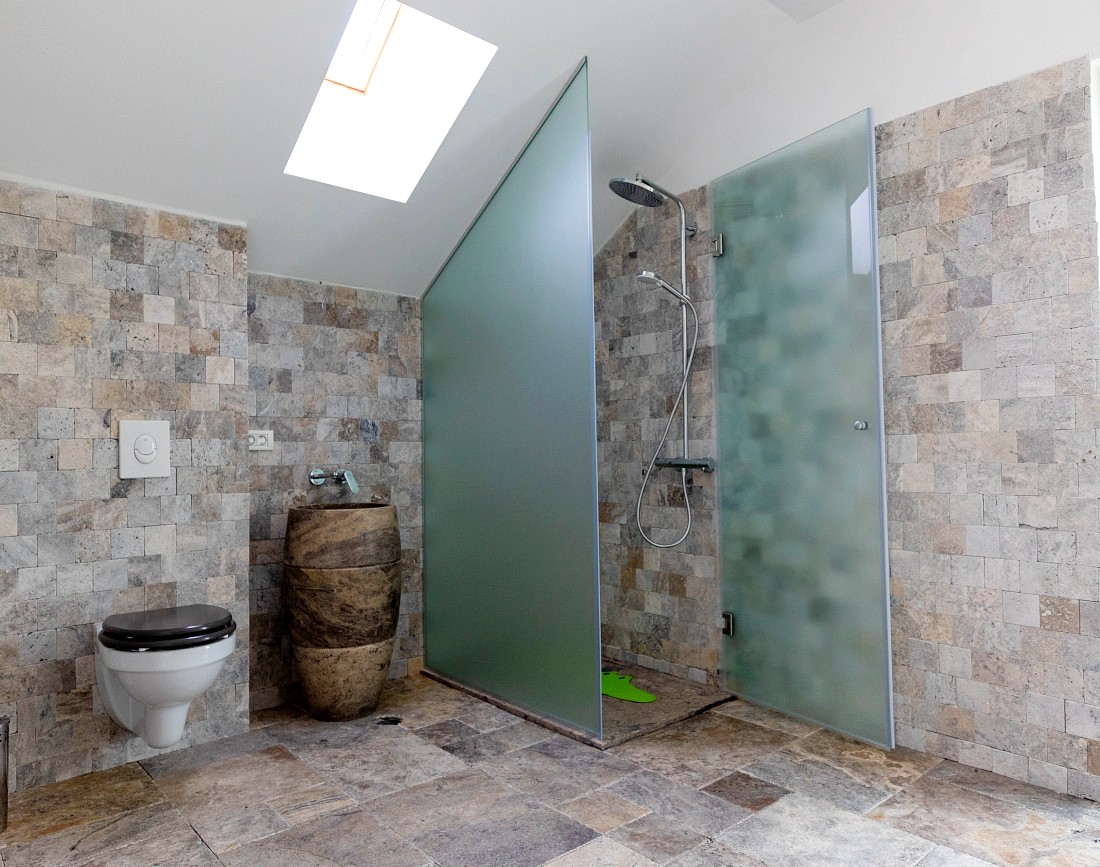 baie cu travertin Silver si chiuveta freestanding
