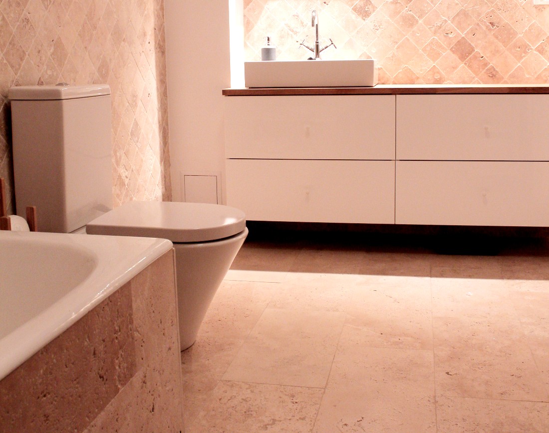 Amenajare de baie cu travertin Classic cu finisaj periat