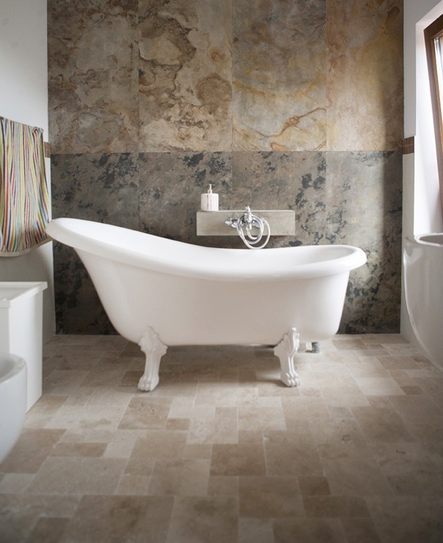 pardoseală din travertin mini french pattern și perete decorativ - ardezie flexibilă