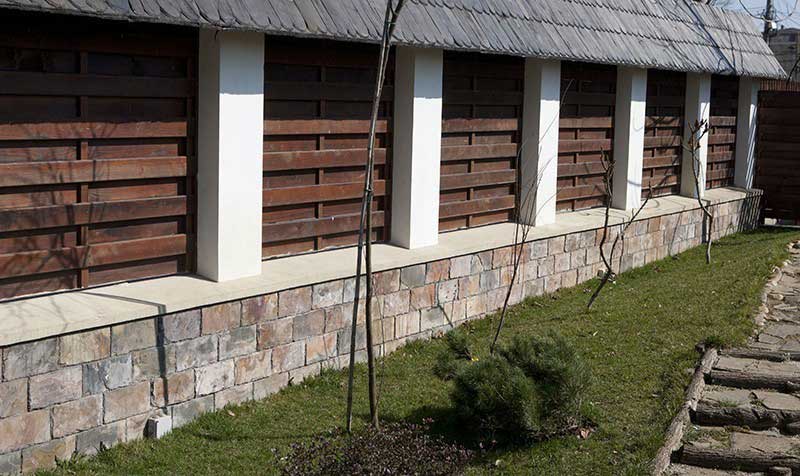 Ardezie multicoloră (soclul casei)