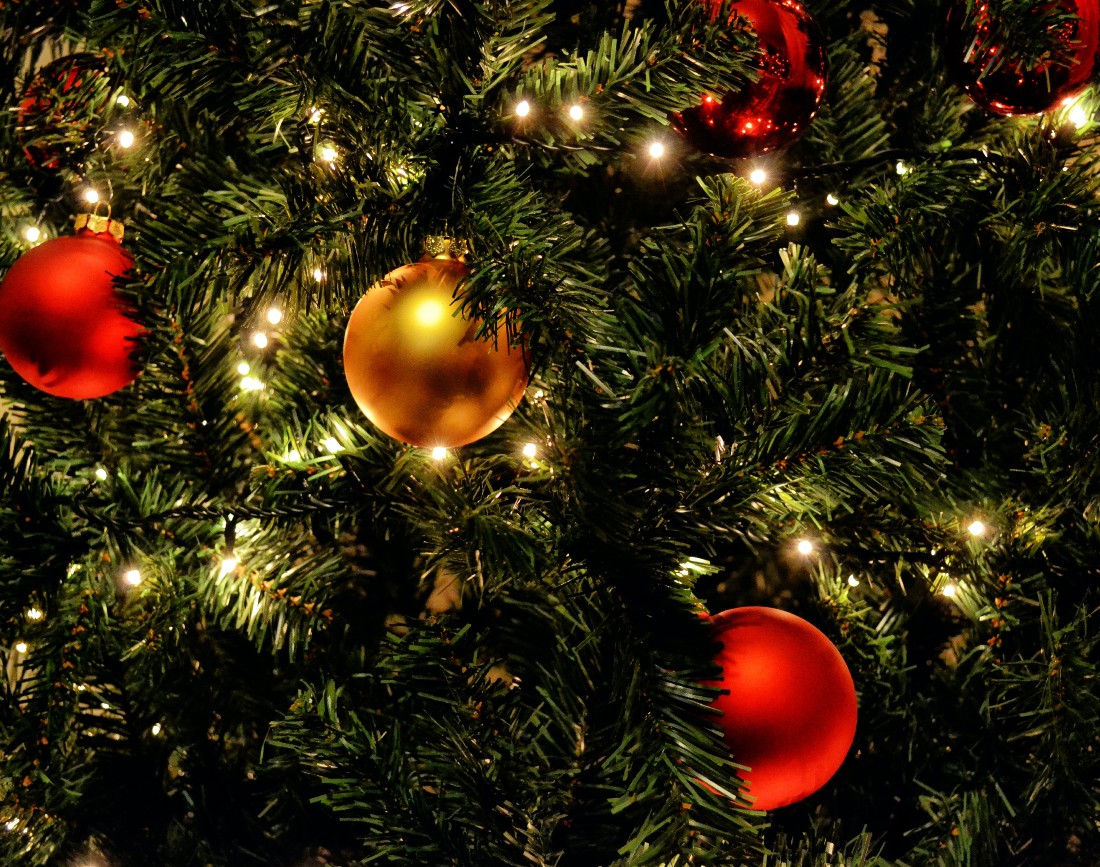 Luminite si globuri intr-un brad de Craciun
