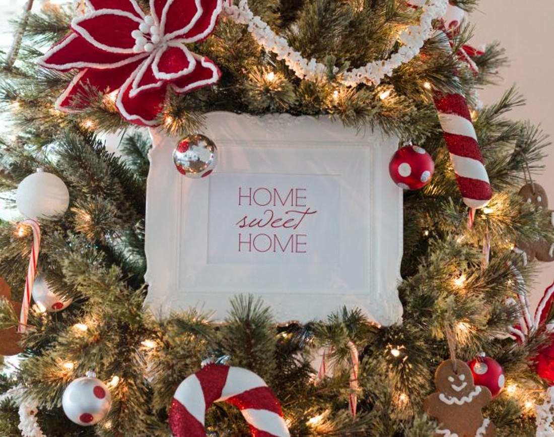 Brad de Craciun impodobit cu dulciuri