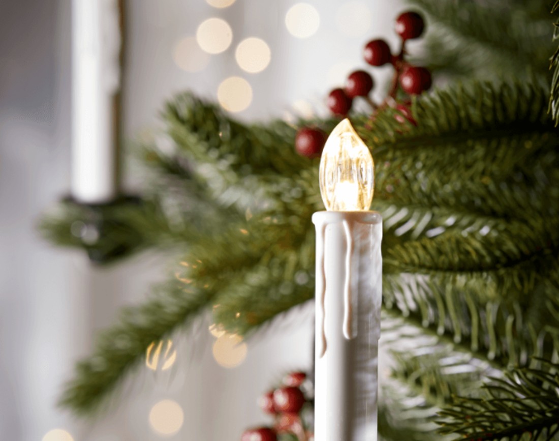 Brad impodobit cu lumanari false