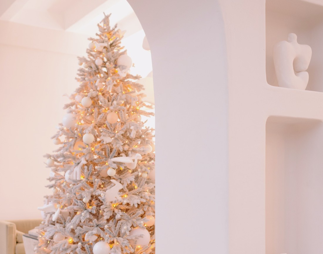 Brad de Craciun alb in camera alba