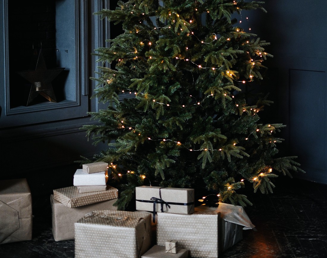 Brad decorat cu luminite si cadouri