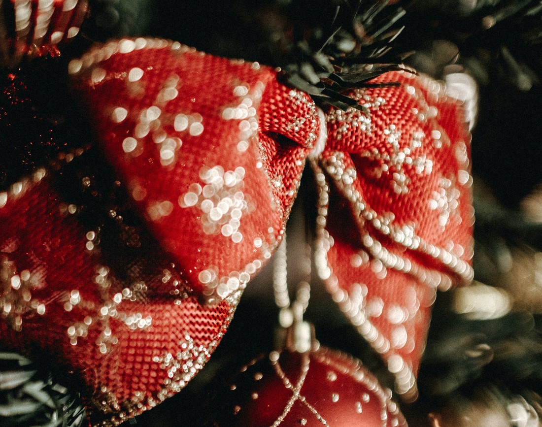 Brad impodobit cu panglici rosii