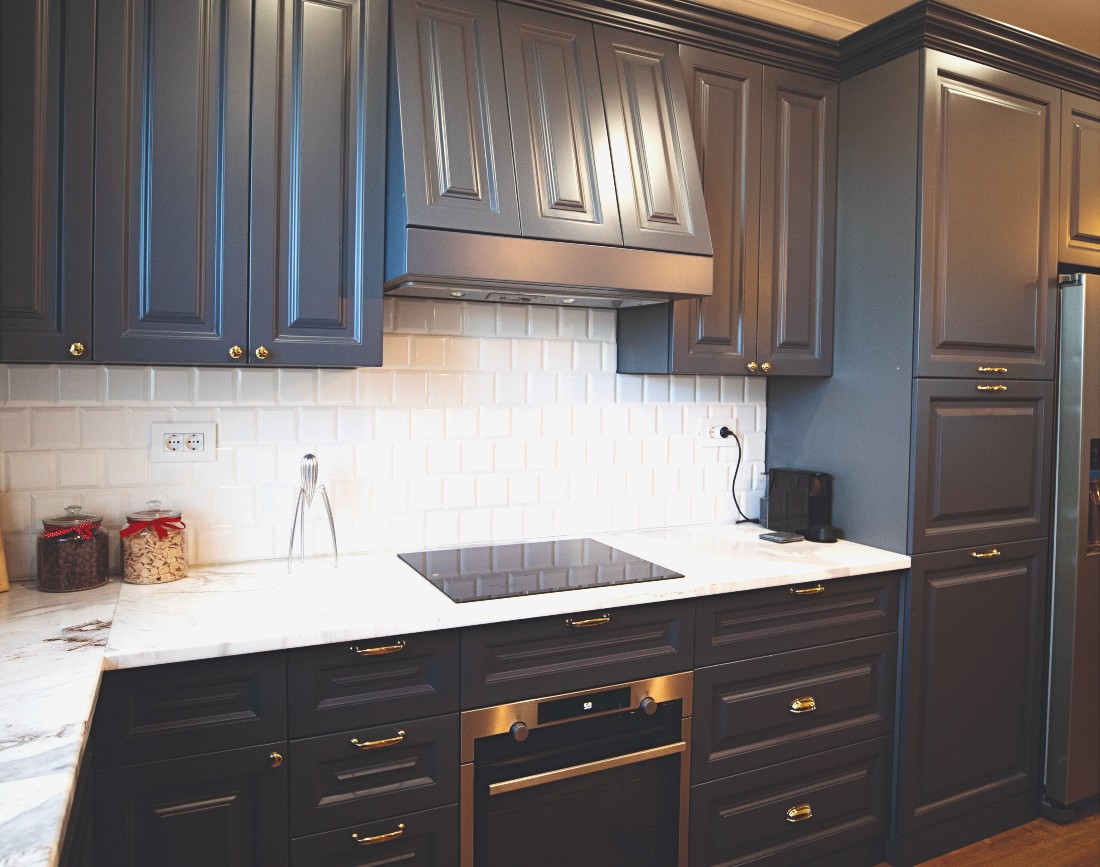 Amenajare bucatarie gri cu blat din marmura alba