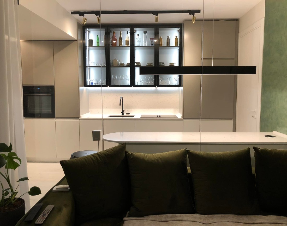 Living si bucatarie separate printr-un perete de sticla