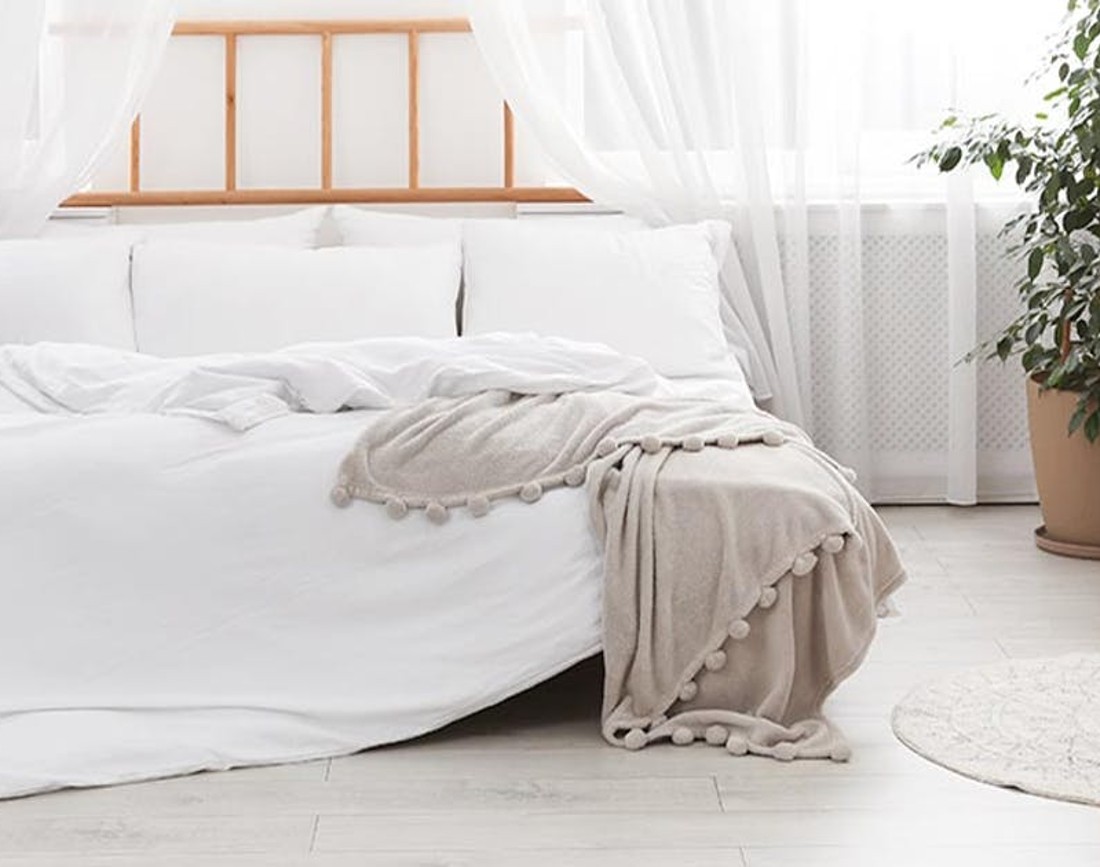 Amenajare dormitor Feng Shui cu lemn si nuante de alb