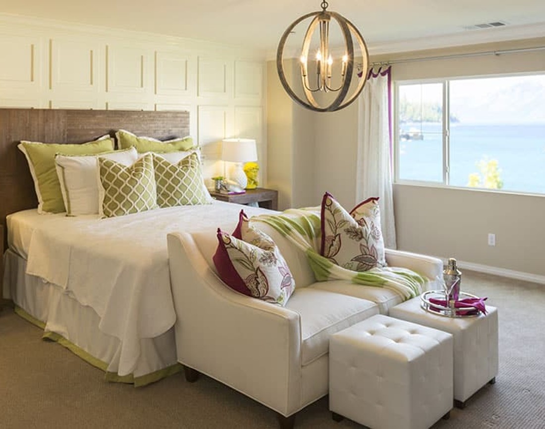 Idei de amenajare dormitor Feng Shui cu accente de verde si mov