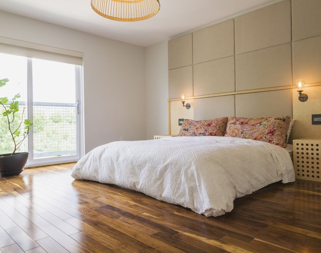 Amenajare de dormitor Feng Shui cu lemn si plante