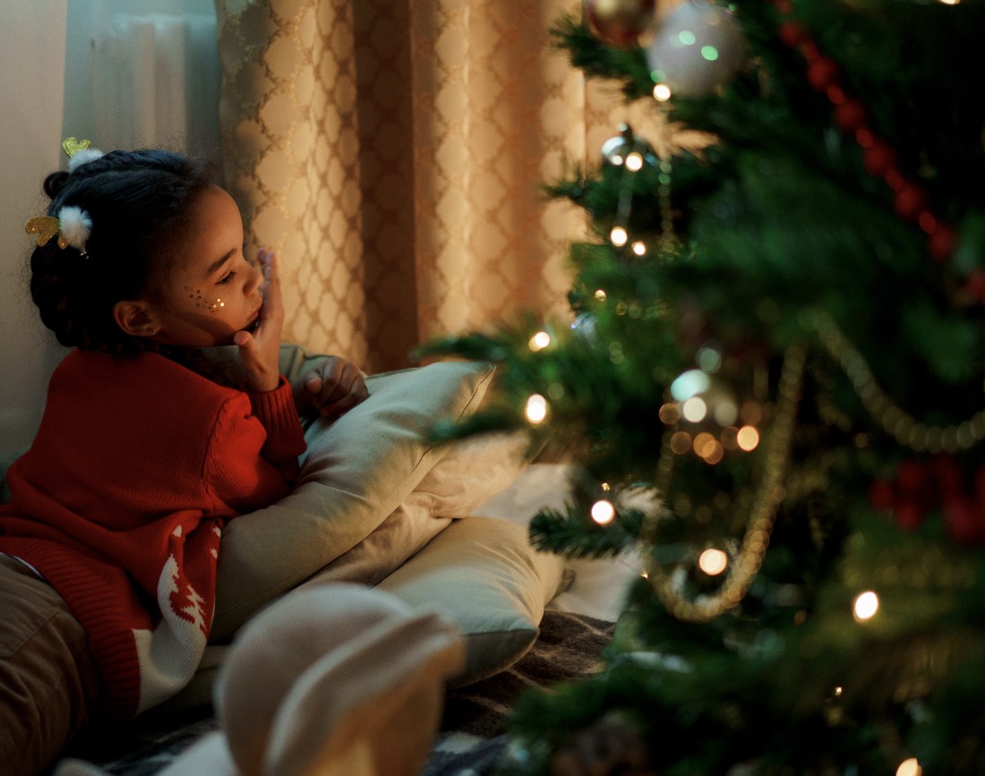 Fetita langa bradul de Craciun