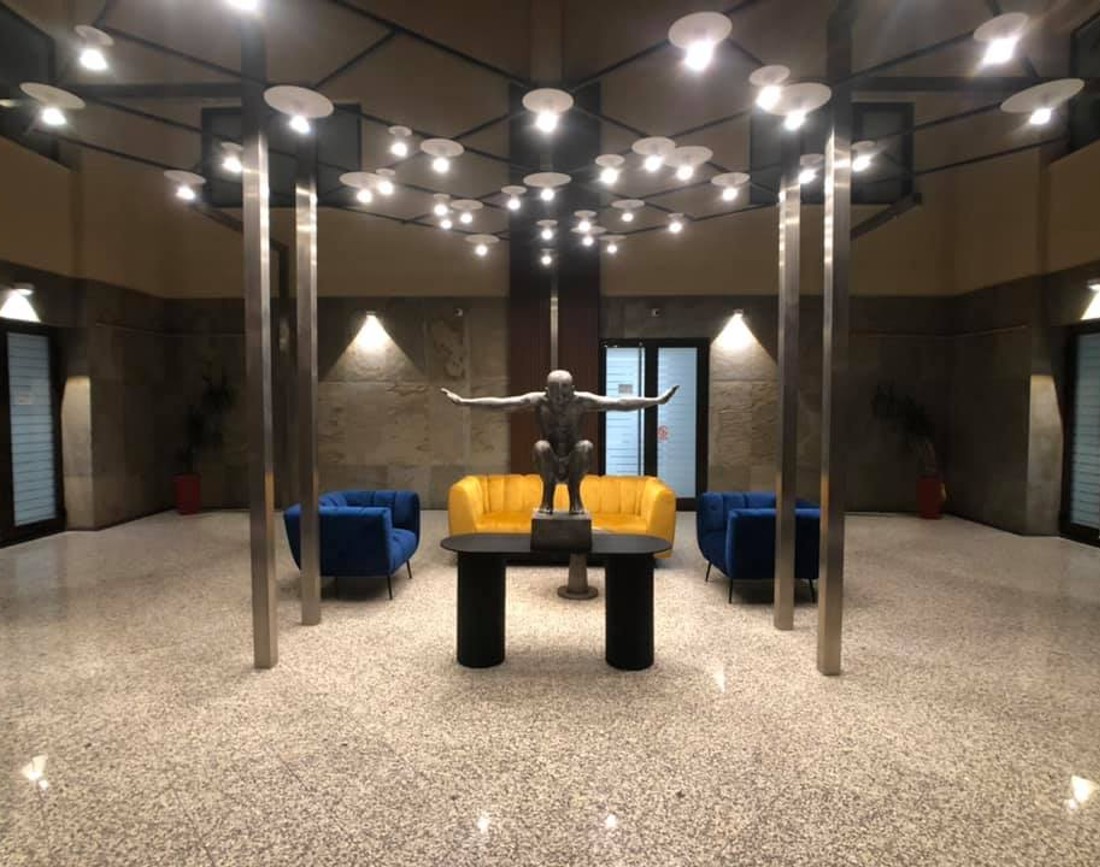 Lobby cu statuie si piatra naturala