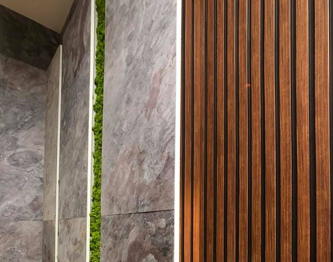 Amenajare de lobby cu piatra naturala, muschi si lemn