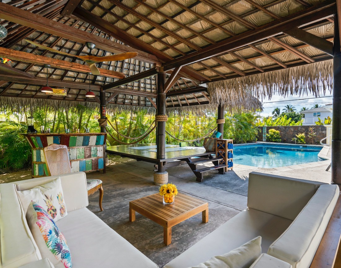 gradina cu terasa si piscina