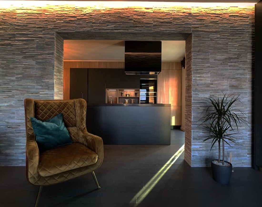 Amenajare living si bucatarie cu piatra naturala