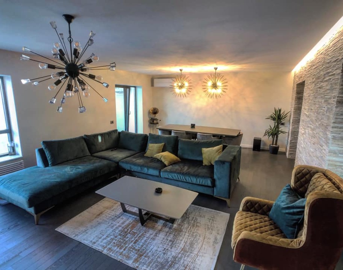 Amenajare de living cu un perete din piatra naturala