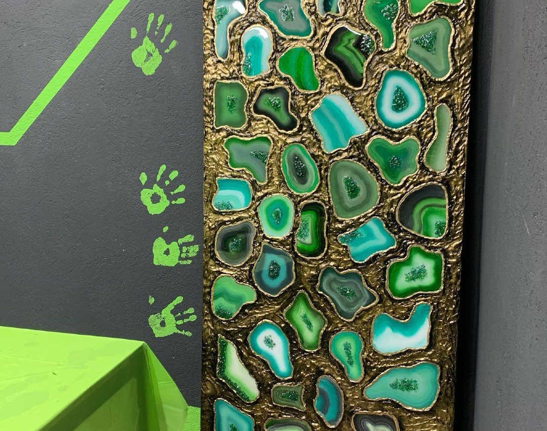 Tablou cu rasina epoxidica ce ilustreaza o agata de malachit