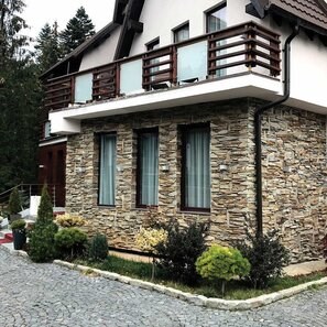 Ardezie Homa 3D Strips | Piatra Decorativa pt. Placari Verticale, Exterior-Interior (10-12 mp/palet)