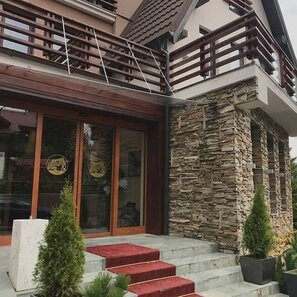 Ardezie Homa 3D Strips | Piatra Decorativa pt. Placari Verticale, Exterior-Interior (10-12 mp/palet)