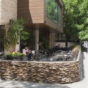 Ardezie Rusty Brown 3D Strips | Piatra Decorativa pt. Placari Verticale, Exterior-Interior (10-12 mp/palet)