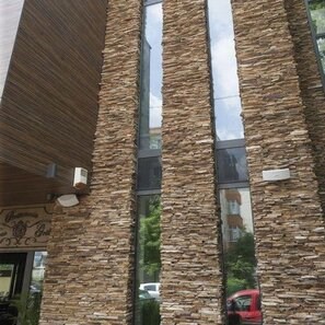 Ardezie Rusty Brown 3D Strips | Piatra Decorativa pt. Placari Verticale, Exterior-Interior (10-12 mp/palet)