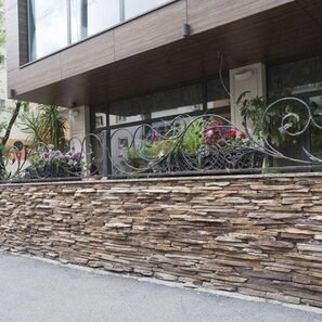 Ardezie Rusty Brown 3D Strips | Piatra Decorativa pt. Placari Verticale, Exterior-Interior (10-12 mp/palet)