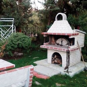 Gratar + Cuptor Integrat Mediteraneo (Carbune/Lemn, 208x120x155 cm, 1200 kg, piatra naturala Rhodos, caramida)