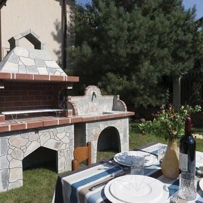 Gratar Gradina Traditional Mediu (Carbune/Lemn, 120x70x210 cm, piatra naturala Rhodos, caramida)