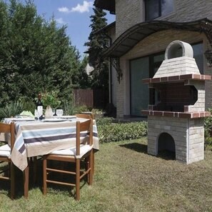 Gratar Gradina Mediteraneo Mic (Carbune/Lemn, 100x60x210 cm, 650 kg, piatra naturala Rhodos, caramida)