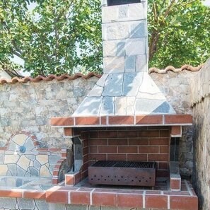 Gratar Gradina Traditional Mediu (Carbune/Lemn, 120x70x210 cm, piatra naturala Rhodos, caramida)