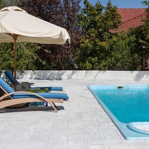 Marmura Kavala Cross Cut Buciardata, 60 x 30 x 2 cm (Pavaj Exterior)