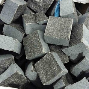 Piatra Cubica Granit Antracit Fatetata 4 laterale, 10 x 10 x 5 cm
