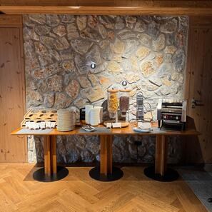 Полигональная скала Акрон Мрамор