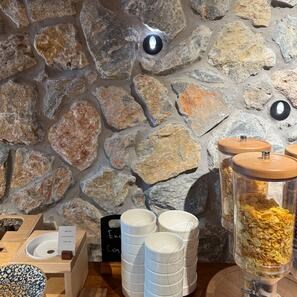 Полигональная скала Акрон Мрамор