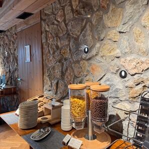 Полигональная скала Акрон Мрамор